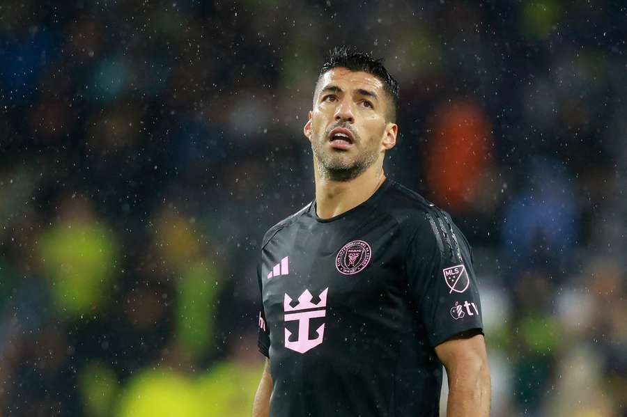 Luis Suárez nakopnul protihráče a dostal dodatečný trest. Luis Suárez nakopnul protihráče a dostal dodatečný trest.