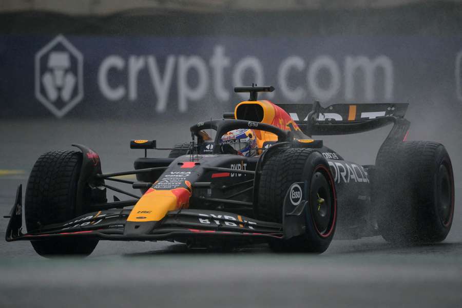 Max Verstappen in de regen in Brazilië