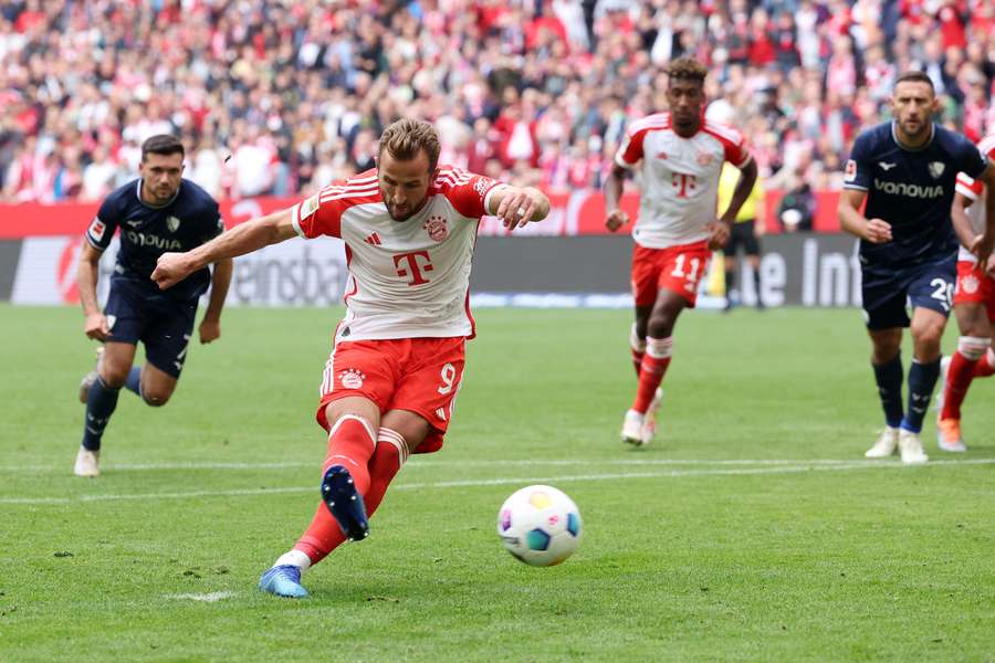 Harry Kane proměňuje penaltu v utkání s Bochumí.