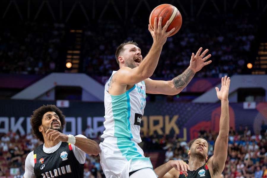Luka Doncic zieht zum Korb.