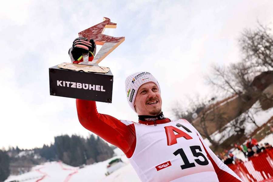 Manuel Feller durfte endlich die goldene Gams in die Höhe strecken Manuel Feller durfte endlich die goldene Gams in die Höhe strecken