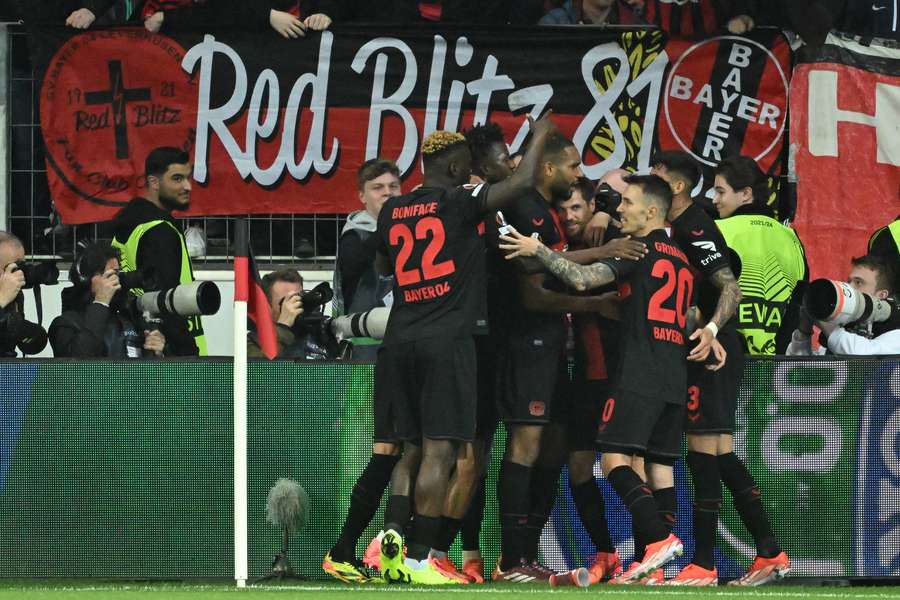 Los jugadores del Bayer Leverkusen celebran después de que el centrocampista alemán #07 Jonas Hofmann (C) marcara el gol del 1-0