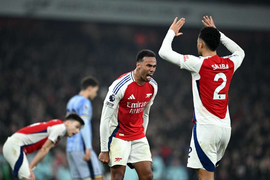Gabriel Magalhães vibra com Saliba após gol de empate do Arsenal