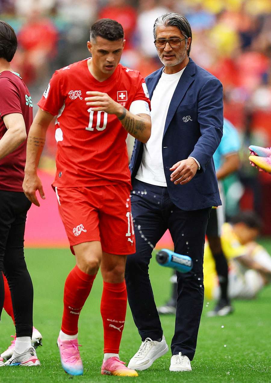Yakin (r.) und Xhaka haben ein gutes Verhältnis Yakin (r.) und Xhaka haben ein gutes Verhältnis