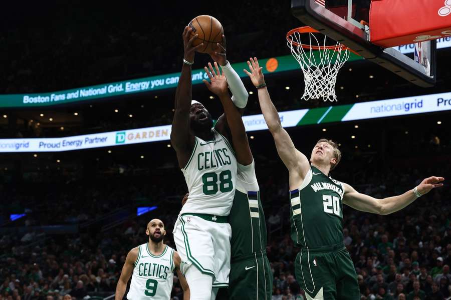 Neemias Queta fez 14 pontos diante dos Milwaukee Bucks