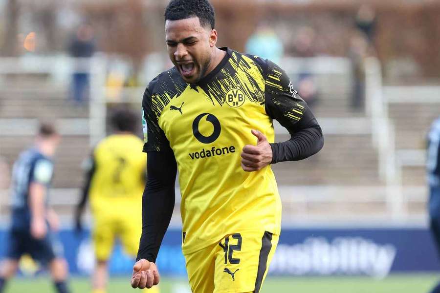 Chelsea turning to Borussia Dortmund fullback Kabar