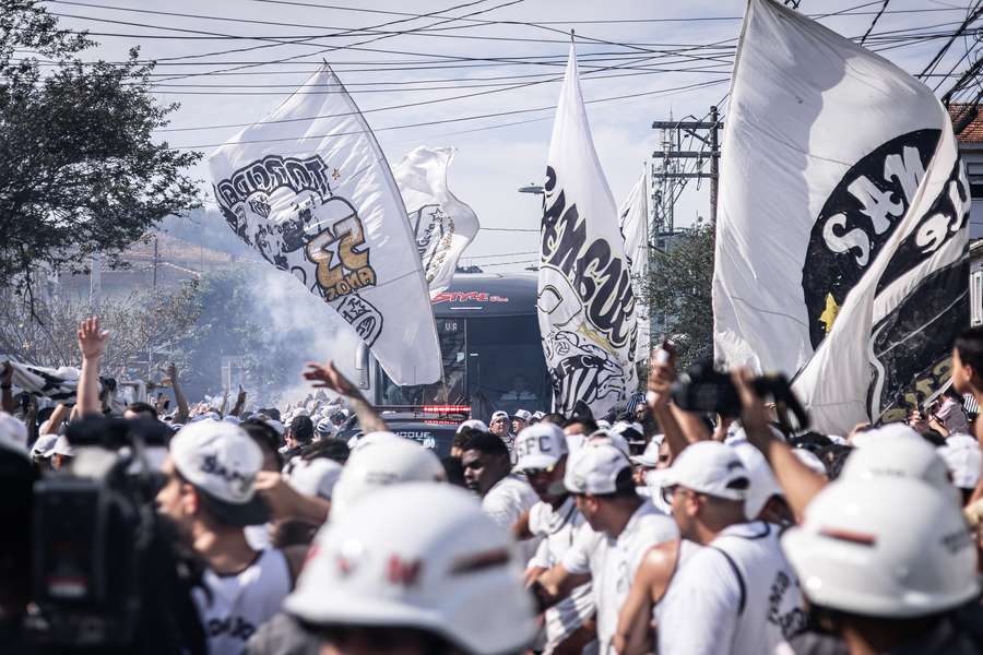 Recepção da torcida santista antes do jogo contra o Grêmio