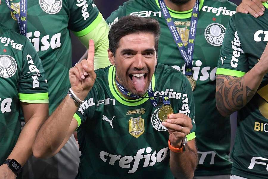 Torcida do Palmeiras respira aliviada com boa chance de Abel seguir por mais dois anos no clube