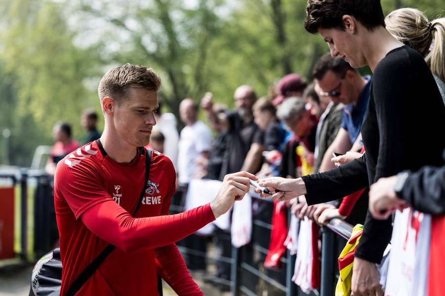 Steffen Tigges kümmert sich im Rahmen einer Trainingseinheit um die Köln-Fans