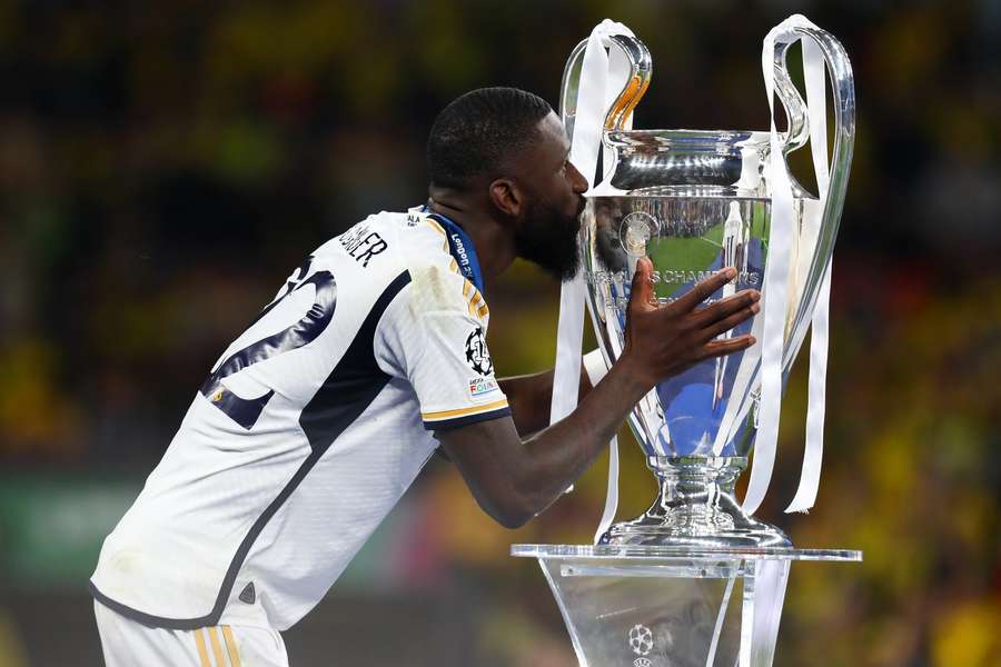 Antonio Rudiger sărută trofeul Champions League câștigat cu Real Madrid