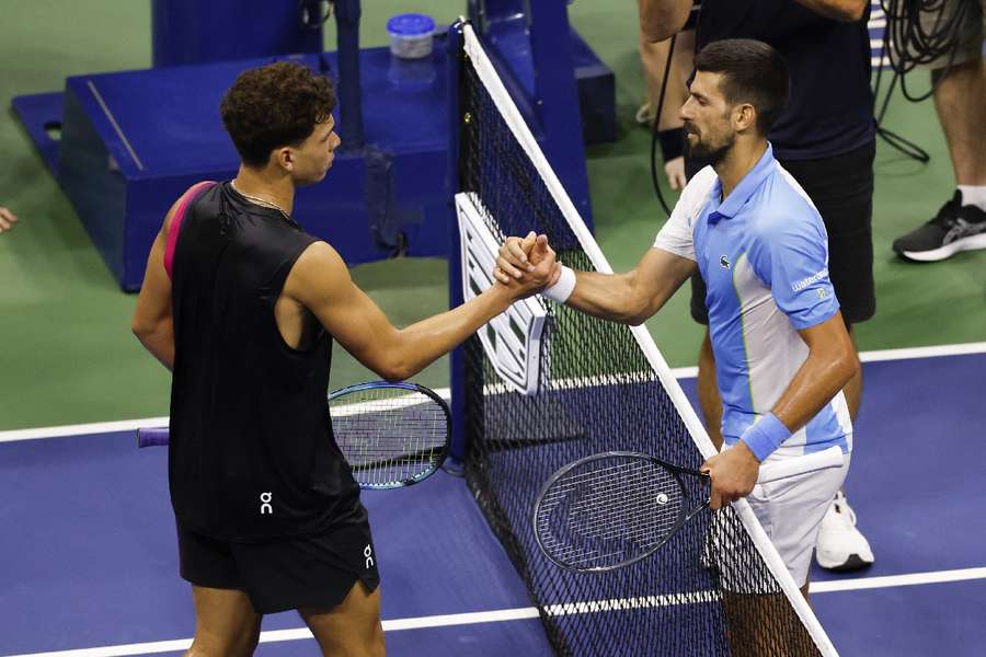 Djokovic y Shelton se saludan tras el partido