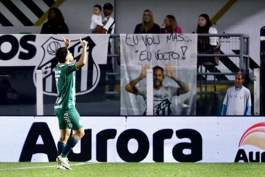 Marcinho comemora o primeiro gol da Chape, lance confirmado pela ferramenta do impedimento semiautomático Marcinho comemora o primeiro gol da Chape, lance confirmado pela ferramenta do impedimento semiautomático