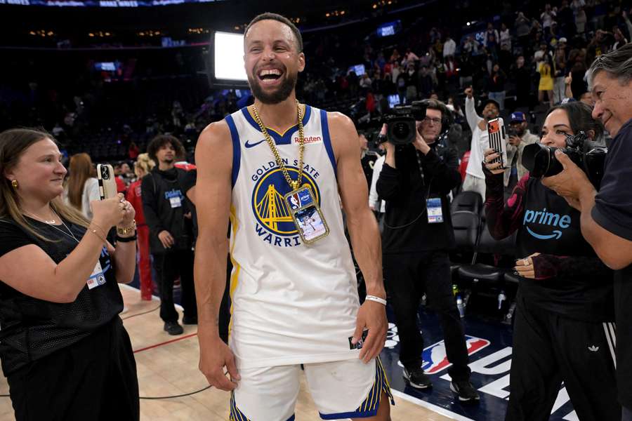 Curry potiahol Warriors.