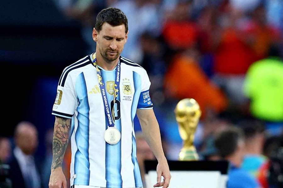 Lionel Messi cabisbaixo após a derrota na final da edição de 2026 Lionel Messi cabisbaixo após a derrota na final da edição de 2026