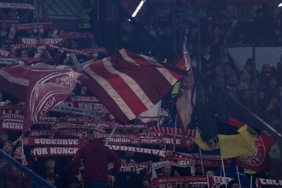 Die mitgereisten Bayern-Fans im Pariser Prinzenpark. Die mitgereisten Bayern-Fans im Pariser Prinzenpark.