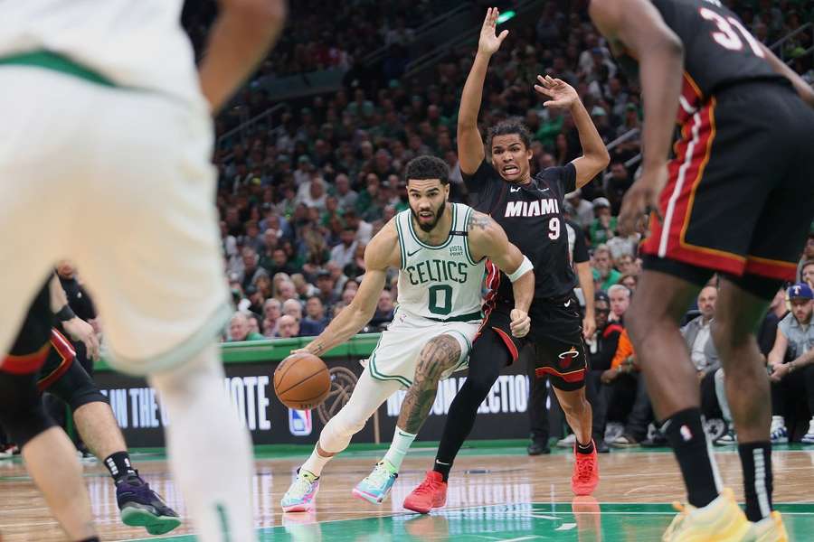 Jayson Tatum se va de Dru Smith en el Celtics-Heat