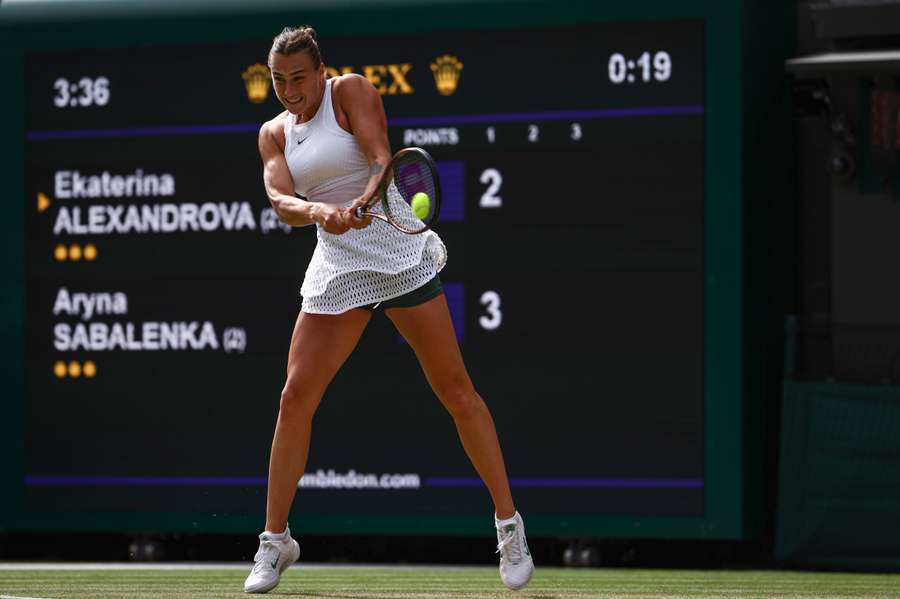 Aryna Sabalenka din Belarus îi returnează mingea rusoaicei Ekaterina Alexandrova în timpul meciului lor de tenis feminin de simplu