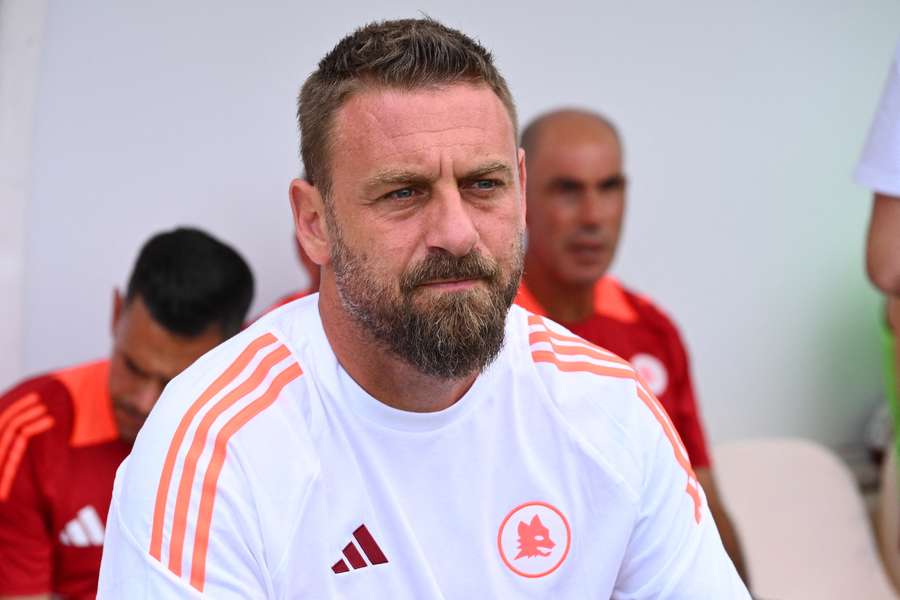 Roma, De Rossi: "Dybala con noi a Cagliari, il sogno è riportare questa squadra in alto"