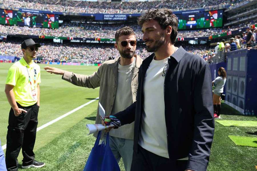 Thomas Müller und Mats Hummels können sich bei Amadora ausprobieren.