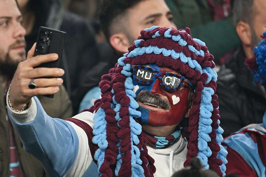 Adepto do Trabzonspor no encontro com o Besiktas Adepto do Trabzonspor no encontro com o Besiktas