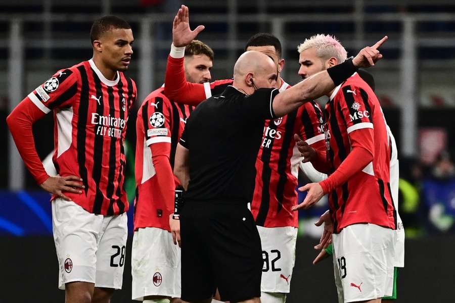 Piłkarze Milanu protestują przeciwko wyrzuceniu z boiska Theo Hernandeza w meczu z Feyenoordem
