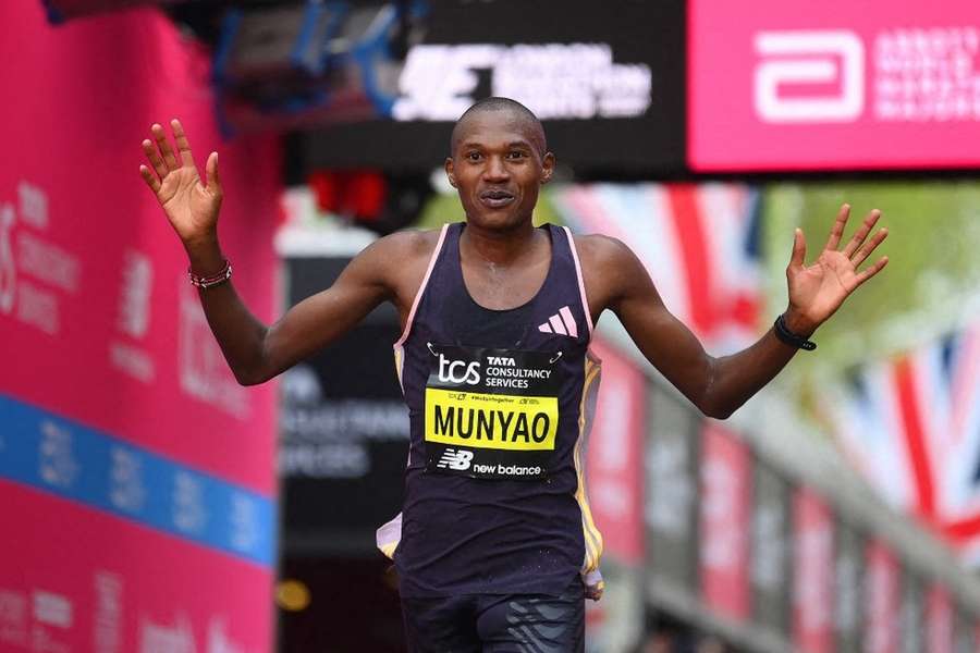 Alexander Mutiso Munyao passant la ligne d'arrivée.
