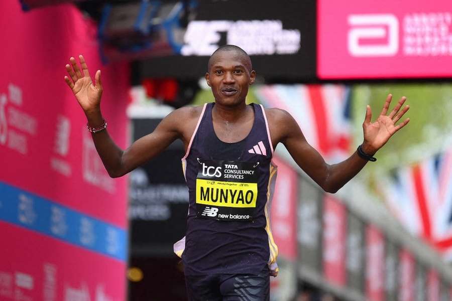 Alexander Mutiso Munyao passant la ligne d'arrivée.