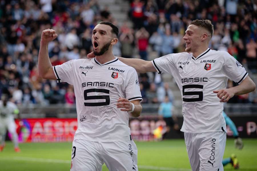 Hráči Rennes mají důvod k radosti, včetně pohárů vyhráli už pošesté v řadě.