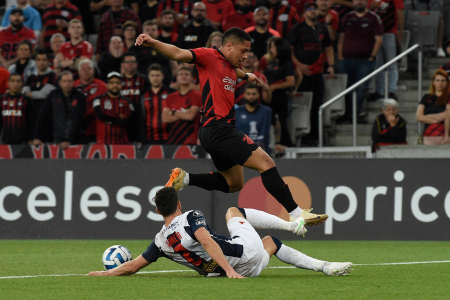 Vitor Roque, salta por encima de Santiago García durante el partido de Libertadores ante el Alianza de Lima