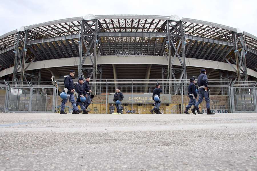 Trovato un cadavere nel parcheggio del Maradona Trovato un cadavere nel parcheggio del Maradona
