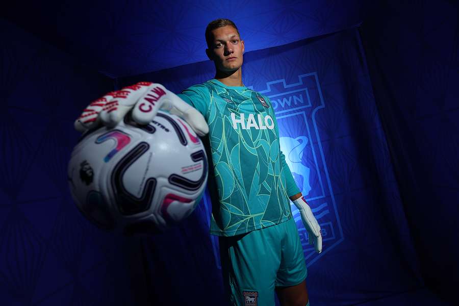 Ipswich Town have ⁠signed goalkeeper Kjell Scherpen