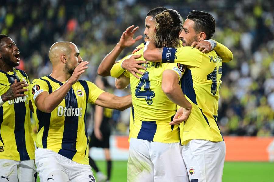 Caglar Soyüncü (v.) feiert den 1:0-Führungstreffer für Fenerbahce gegen Saint-Gilloise.