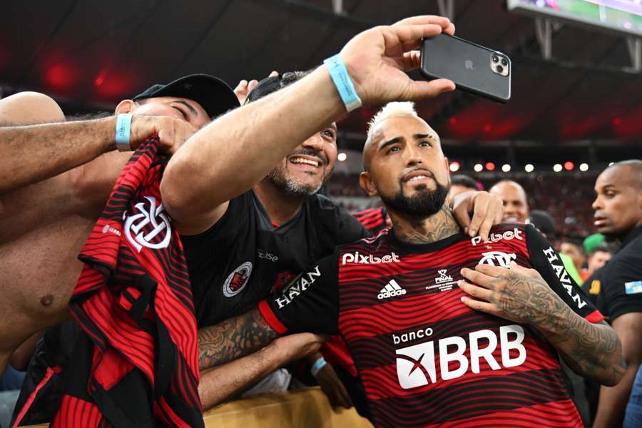 Arturo Vidal se fotografía con los aficionados del Flamengo.