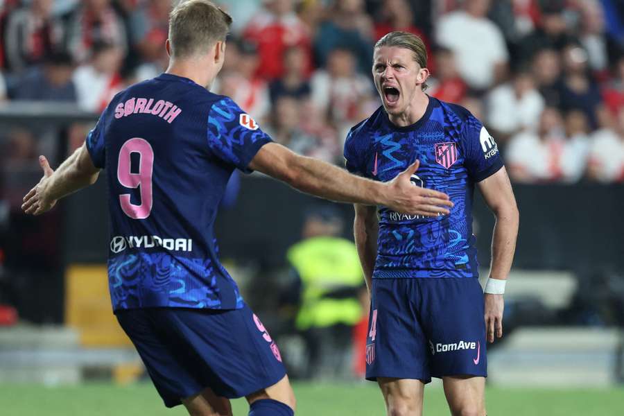 Gallagher celebra con Sorloth su gol en Vallecas