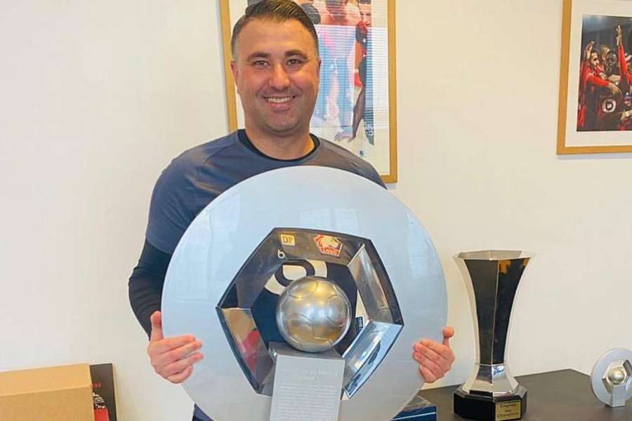 Diego Pérez com o título da Ligue 1 conquistado na temporada 2020/21. 