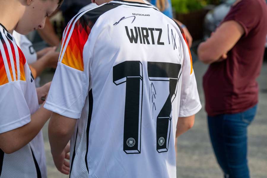 Ein junger Fan im DFB-Trikot von Florian Wirtz.