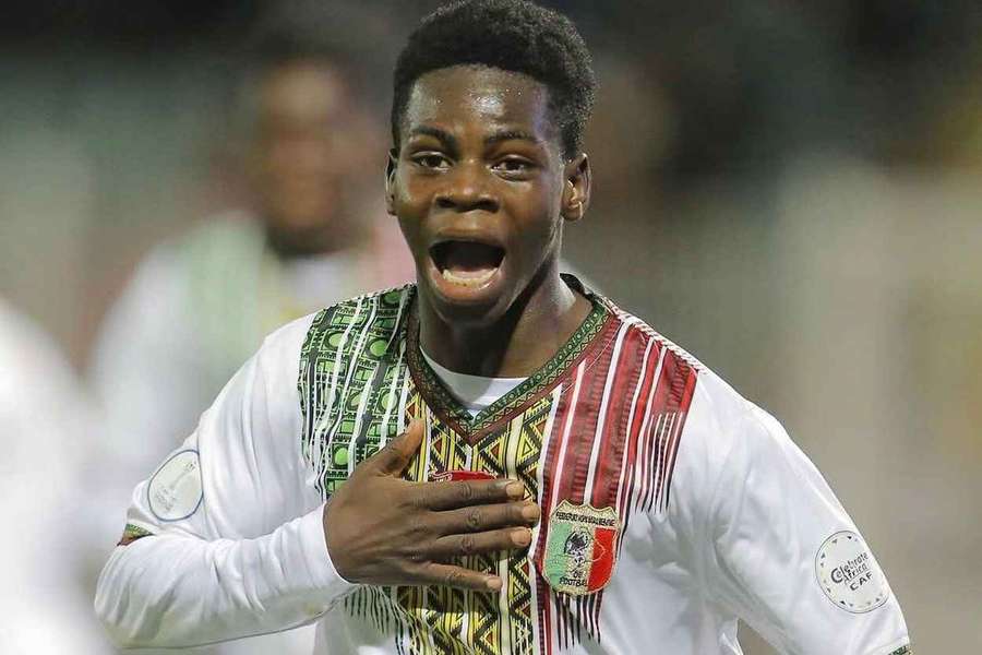 Seydou Dembélé, médio maliano de 18 anos