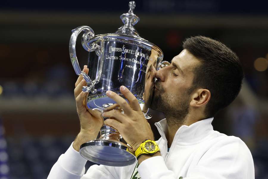 Novak Djokovic y su trofeo del US Open.