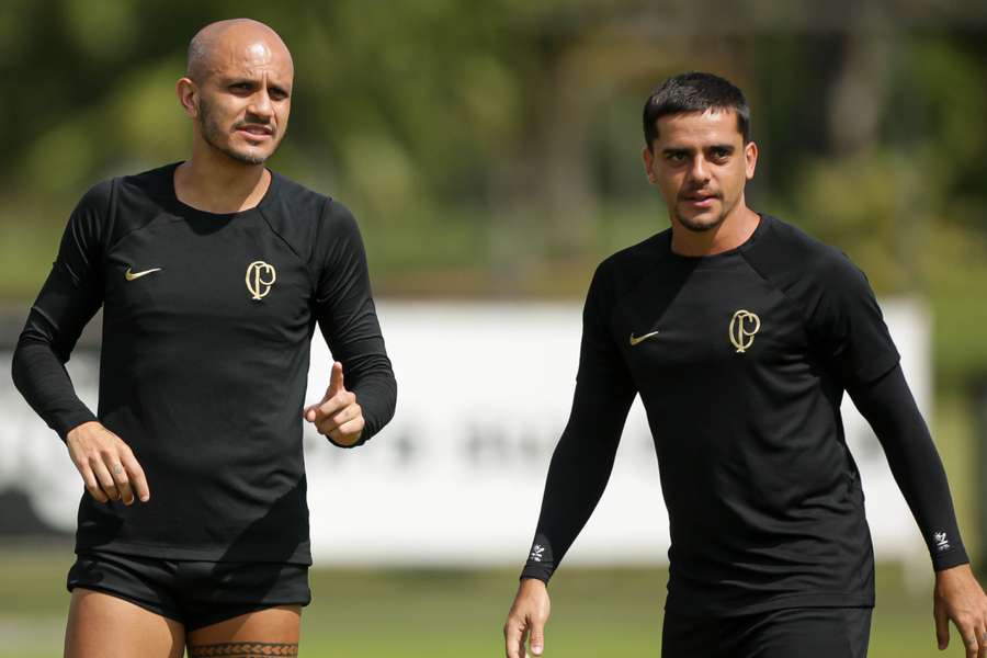 Fabio Santos e Fágner antes da viagem ao Uruguai