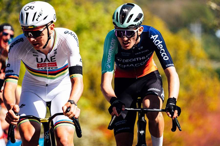 Tadej Pogacar seguido de perto por Paul Seixas na Liège-Bastogne-Liège