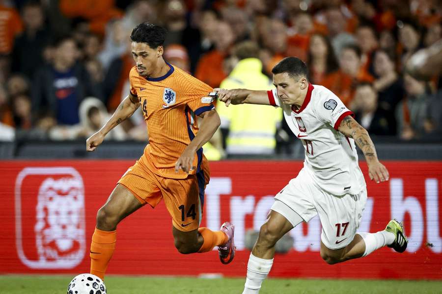 The Netherlands' Tijjani Reijnders duelling with Bartosz Slisz