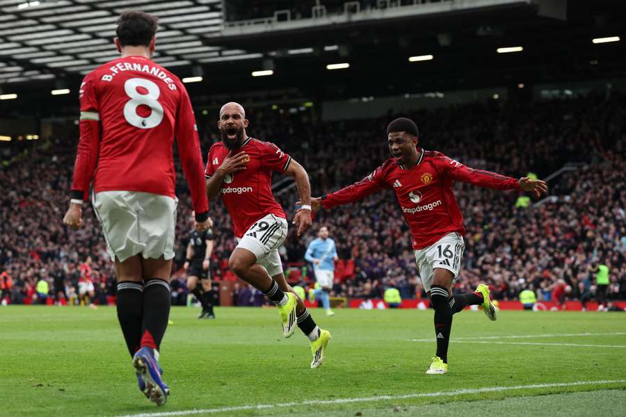 United pod wodzą Carricka wygrywają derby. City kompletnie bezradne na Old Trafford