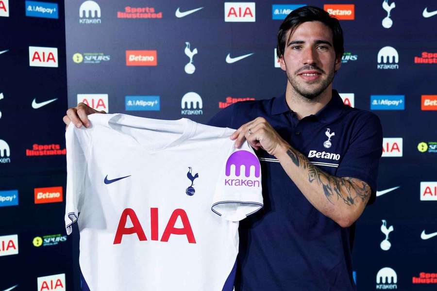Sandro Tonali s dresem nového zaměstanvatele.