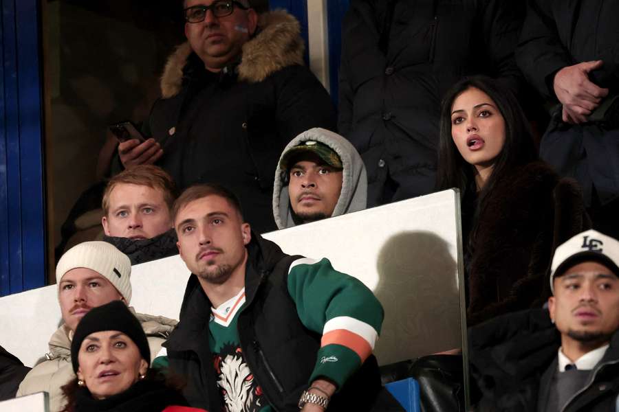 Dele Alli en la grada durante el partido entre el Como 1907 y la Roma 
