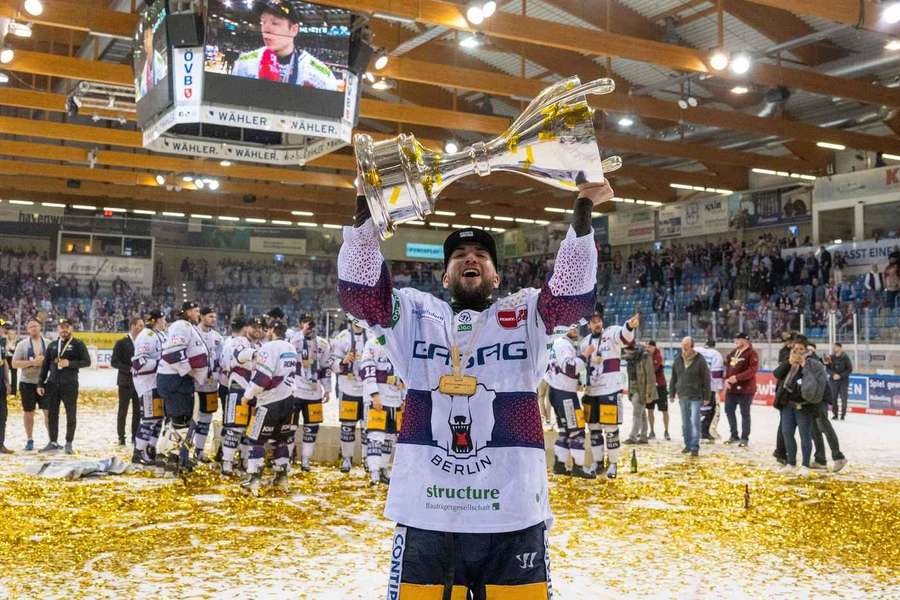 Die Eisbären feiern den Meistertitel.