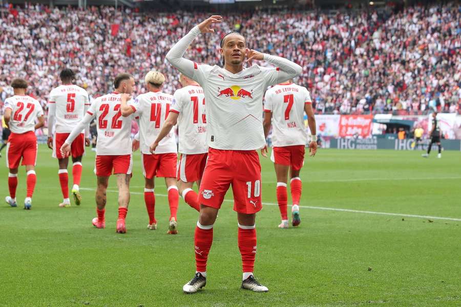Simons celebrates his goal Simons celebrates his goal
