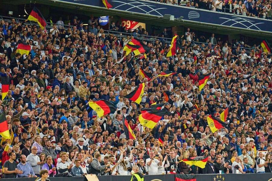 Deutsches Fahnenmeer bei einem Länderspiel gegen England