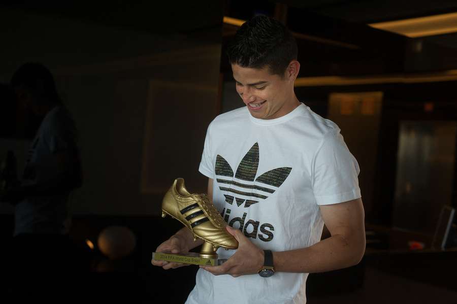 James Rodriguez erhält seine adidas Golden Boot Trophäe in Valdebebas bei Real Madrid als Anerkennung für die meisten Tore bei der FIFA World Cup 2014