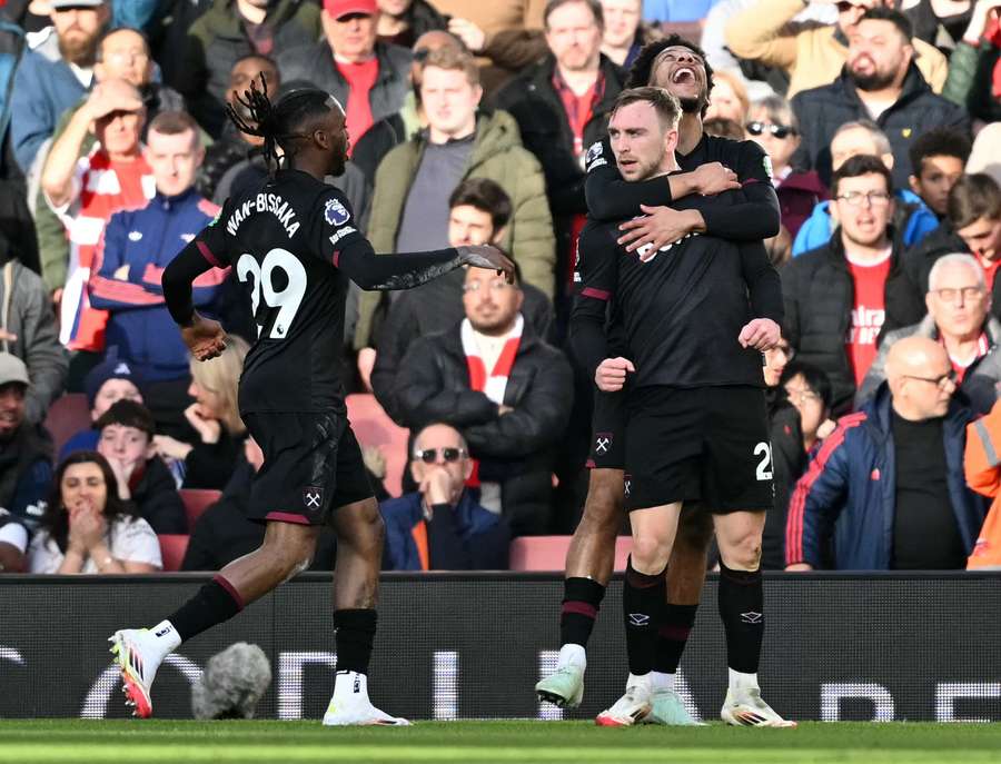 Bowen é celebrado após marcar contra o Arsenal, no Emirates Stadium