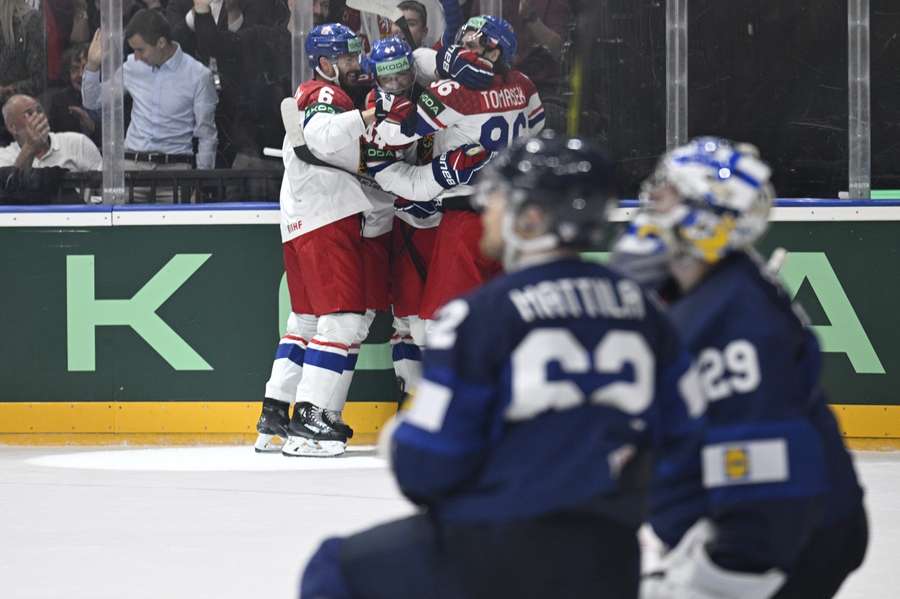 Českí hokejisti majú na domácom šampionáte prvé body.